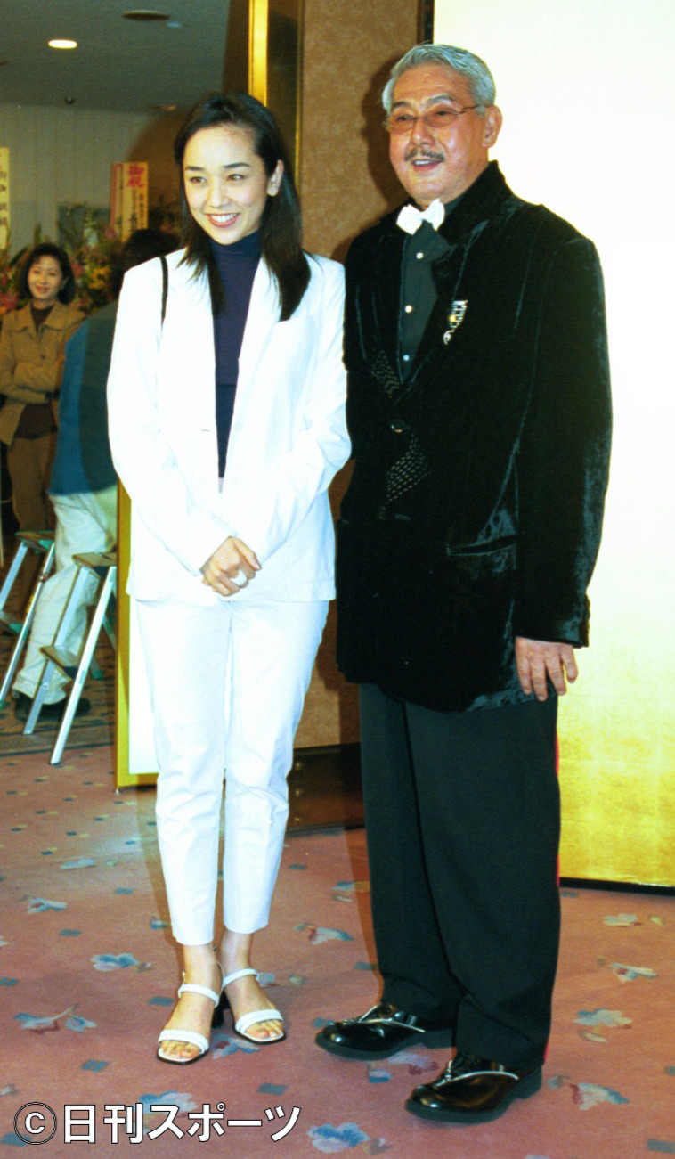 西田ひかる(左)と宍戸錠さん＝2001年