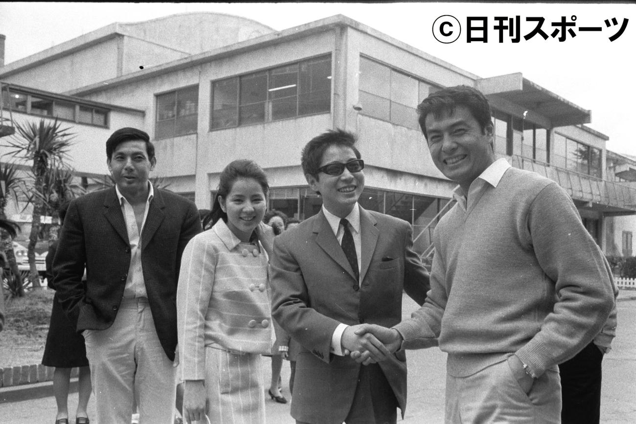 左から宍戸錠さん、吉永小百合、浜田光夫、高橋英樹＝1967年