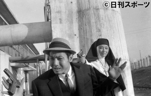 日活「気まぐれ渡世」で尼僧役の芦川いづみ（右＝尼僧役）と出演した宍戸錠さん＝1962年1月17日