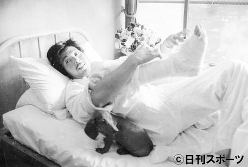 ロケ中に落馬、右かかと剥離骨折で入院した宍戸錠さんは「たいしたことない」と包帯をほどく＝1961年11月12日