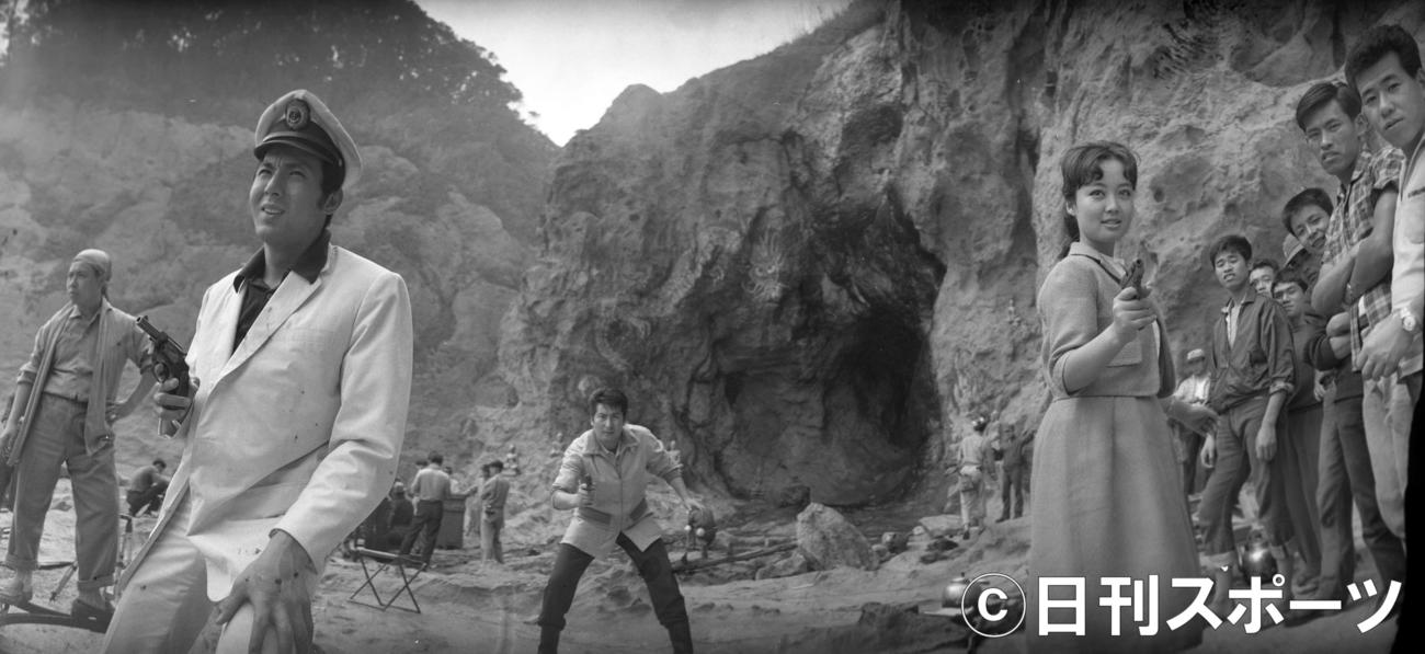 「三つの竜の刺青」ロケで銃を構える宍戸錠さん（左）。右は笹森礼子、中央奥は葉山良二＝1961年4月10日　