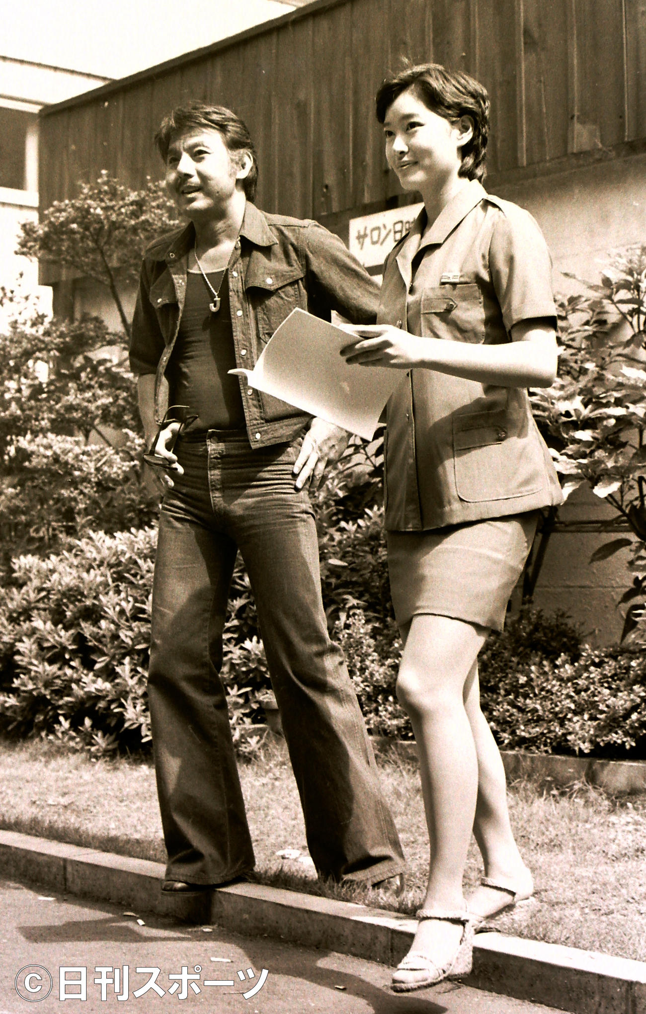 宍戸錠さん（左）と夏目雅子さん＝1977年7月9日