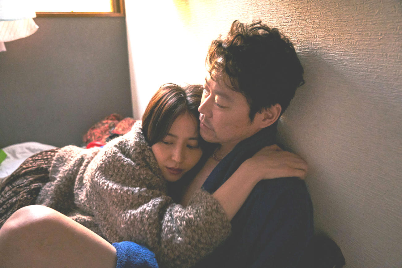映画「MOTHER　マザー」主演の長沢まさみ（左）、阿部サダヲ