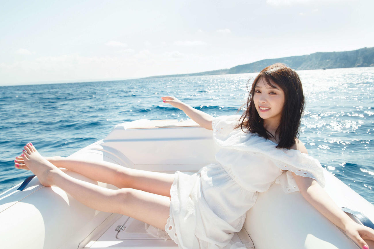 与田祐希セカンド写真集の先行カット。ボートに乗って地中海に浮かぶ