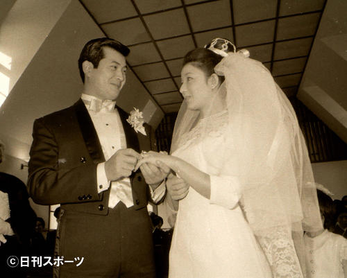 結婚式に臨む小林旭(左)と青山京子さん(67年11月撮影)