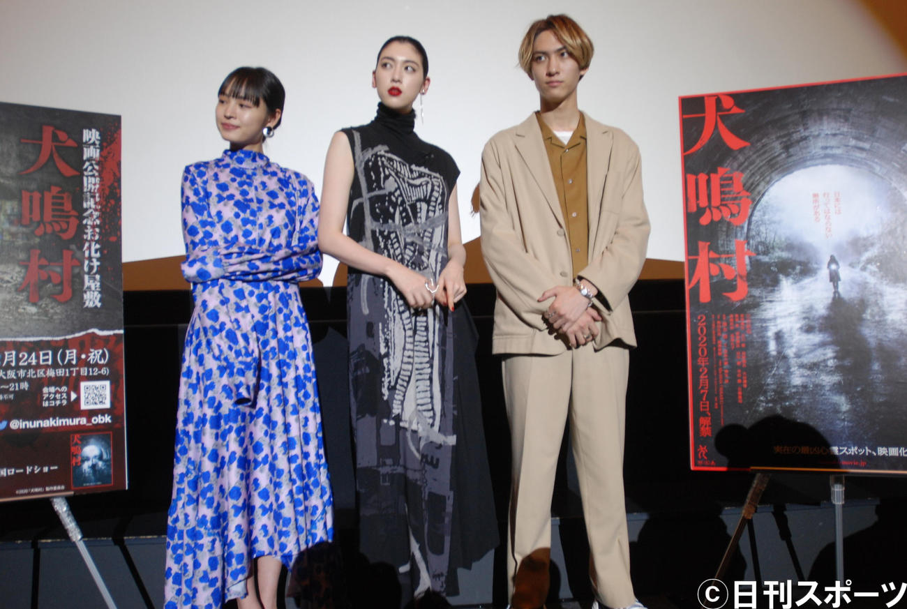 左から舞台あいさつに登壇した大谷凜香、三吉彩花、古川毅（撮影・松浦隆司）