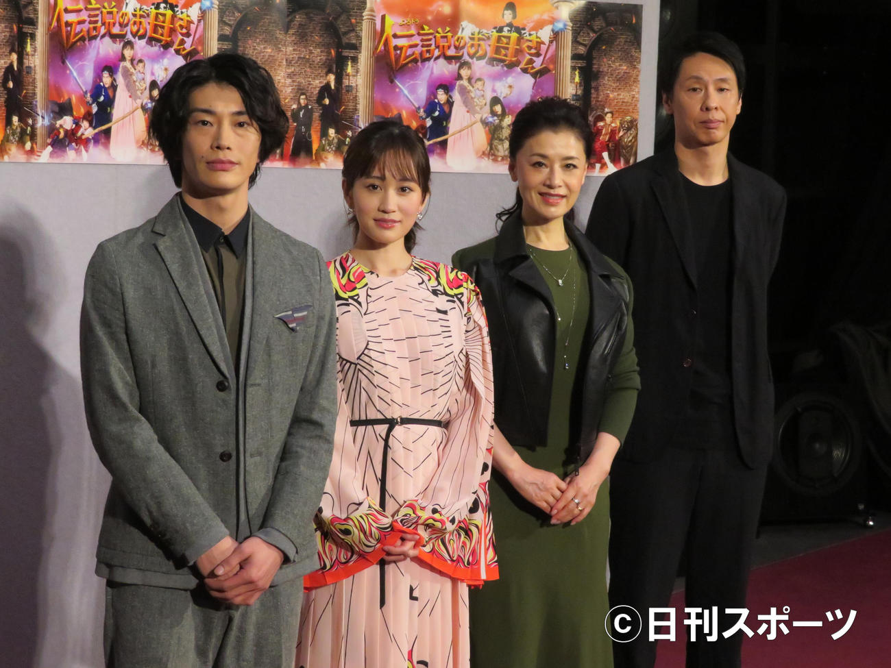 NHK「伝説のお母さん」の会見に出席した左から玉置玲央、前田敦子、大地真央、大倉孝二