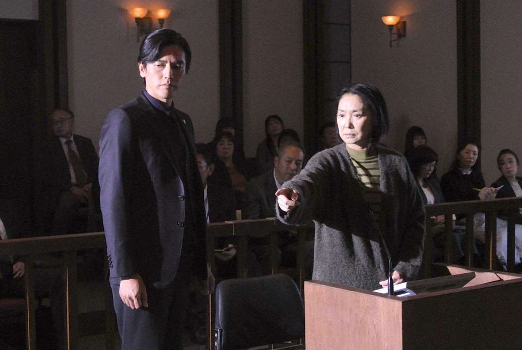 法廷で御子柴礼司（要潤＝左）は、実の母の成沢郁美（浅野温子）を弁護した（C）東海テレビ