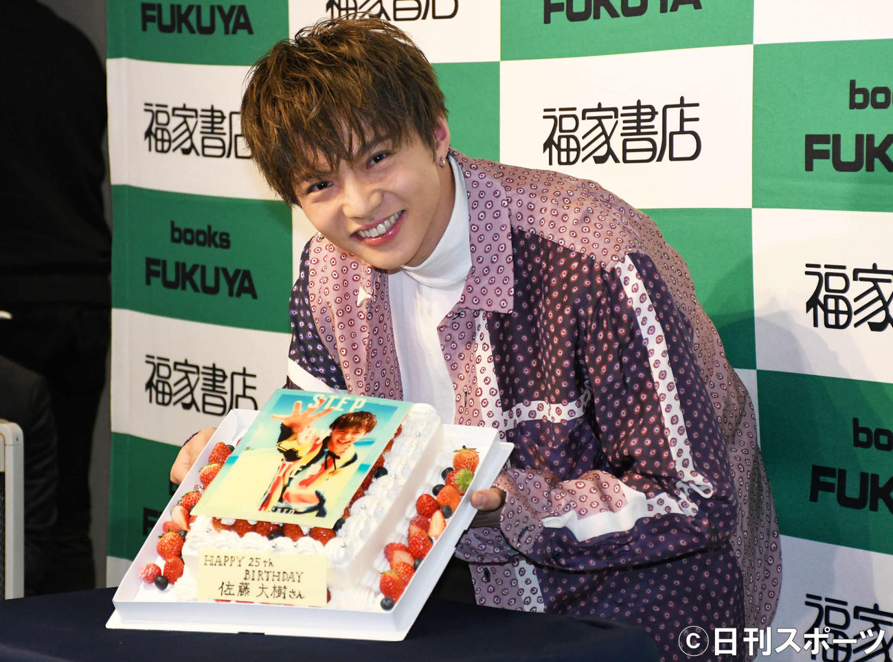 ファースト写真集「STEP　BY　STEP」発売イベントで誕生日をケーキで祝福されるEXILE佐藤大樹（撮影・大友陽平）