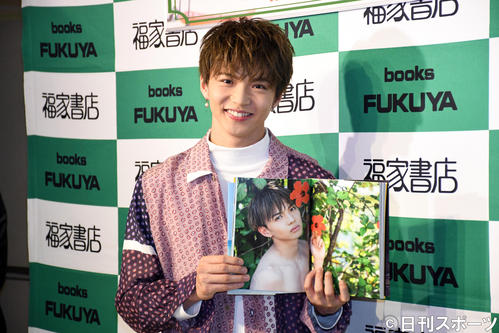 ファースト写真集「STEP　BY　STEP」発売イベントを行ったEXILE佐藤大樹（撮影・大友陽平）