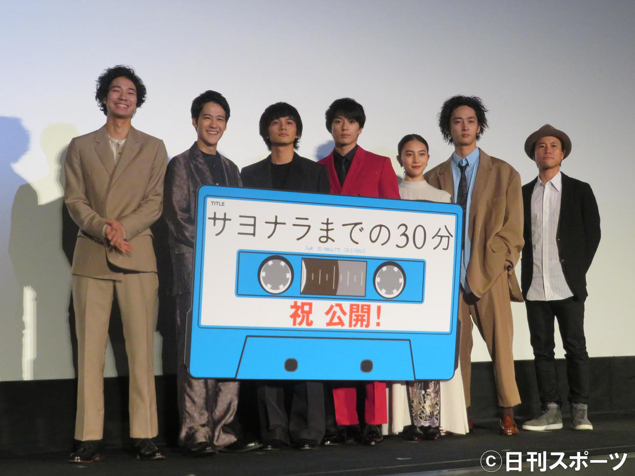 映画「サヨナラまでの30分」公開記念舞台あいさつに出席した、左から清原翔、葉山奨之、北村匠海、新田真剣佑、久保田紗友、上杉柊平、萩原健太郎監督