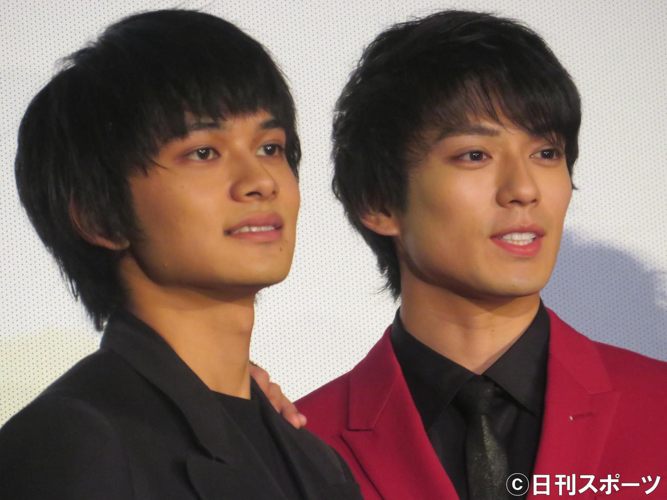 颯太役の北村匠海（左）とアキ役の新田真剣佑
