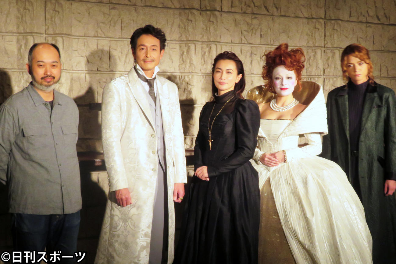 公開舞台稽古に出席した左から森新太郎氏、吉田栄作、長谷川京子、シルビア・グラブ、三浦涼介（撮影・川田和博）