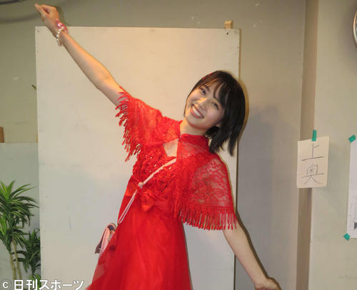 舞台「家族と呼ばないで」の稽古場で笑顔でポーズする本西彩希帆(撮影・横山慧)