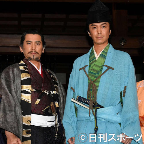 NHK大河ドラマ「麒麟がくる」で斎藤道三役を演じる本木雅弘(左)。右は主演の長谷川博己