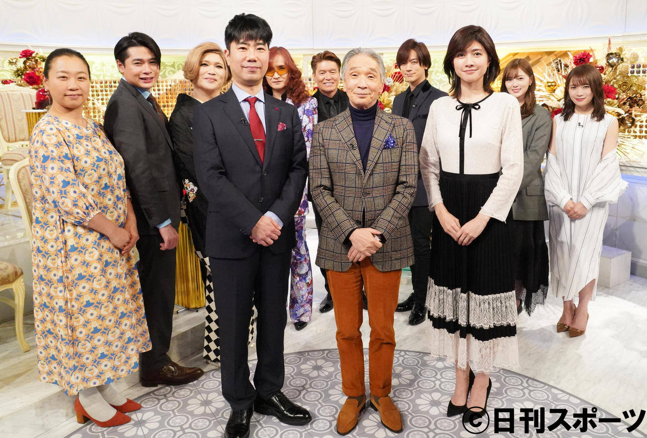 TBS「歌のゴールデンヒット」の出演者。前列左から藤井隆、堺正章、内田有紀。後列左からいとうあさこ、吉村崇、IKKO、高見沢俊彦、ヒロミ、DAIGO、白石麻衣、秋元真夏（撮影・佐藤成）