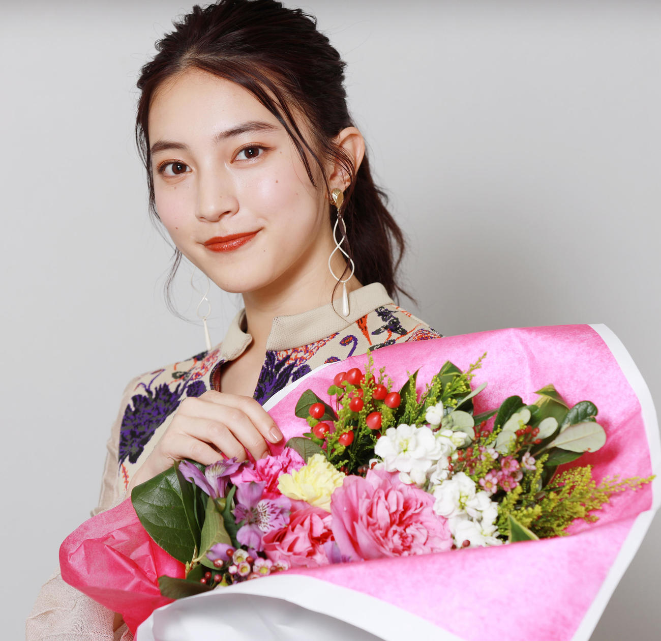 誕生日プレゼントの花束を贈られ笑顔を見せる久保田紗友（2020年1月15日撮影）