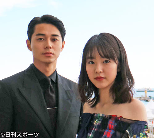 東出昌大(左)と唐田えりか