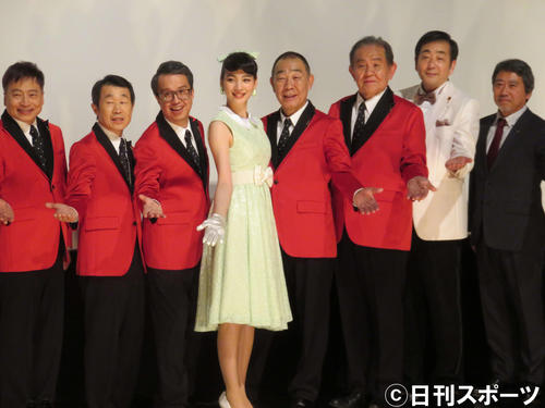 左からラサール石井、有園芳記、小宮孝泰、のん、でんでん、渡辺哲、菅原大吉、杉山泰一監督