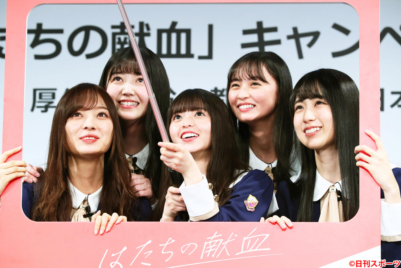 PR動画の自撮りに笑顔を見せる乃木坂46の、前列左から梅澤美波、齋藤飛鳥、賀喜遥香、後列左から久保史緒里、遠藤さくら（撮影・足立雅史）