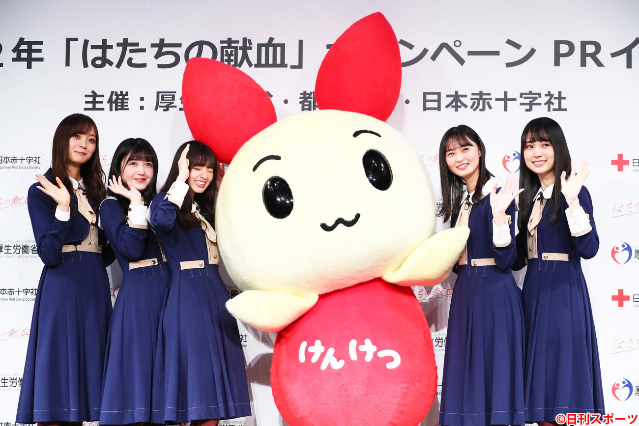乃木坂46の齋藤飛鳥（左から3人目）は「けんけつちゃん」にいじられる。左から梅澤美波、久保史緒里、1人おいて遠藤さくら、賀喜遥香（撮影・足立雅史）
