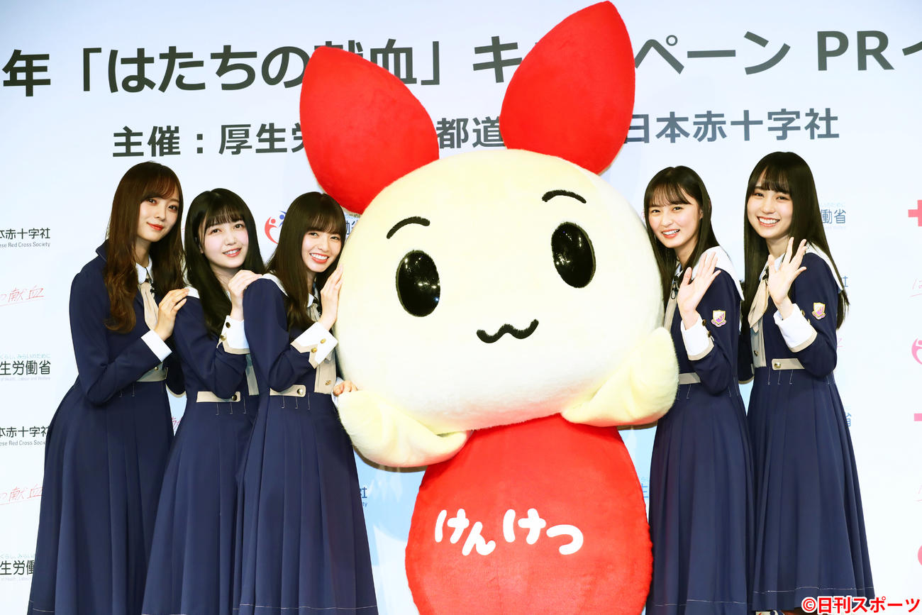 乃木坂46の、左から梅澤美波、久保史緒里、齋藤飛鳥、遠藤さくら、賀喜遥香は「けんけつちゃん」登場に笑顔（撮影・足立雅史）