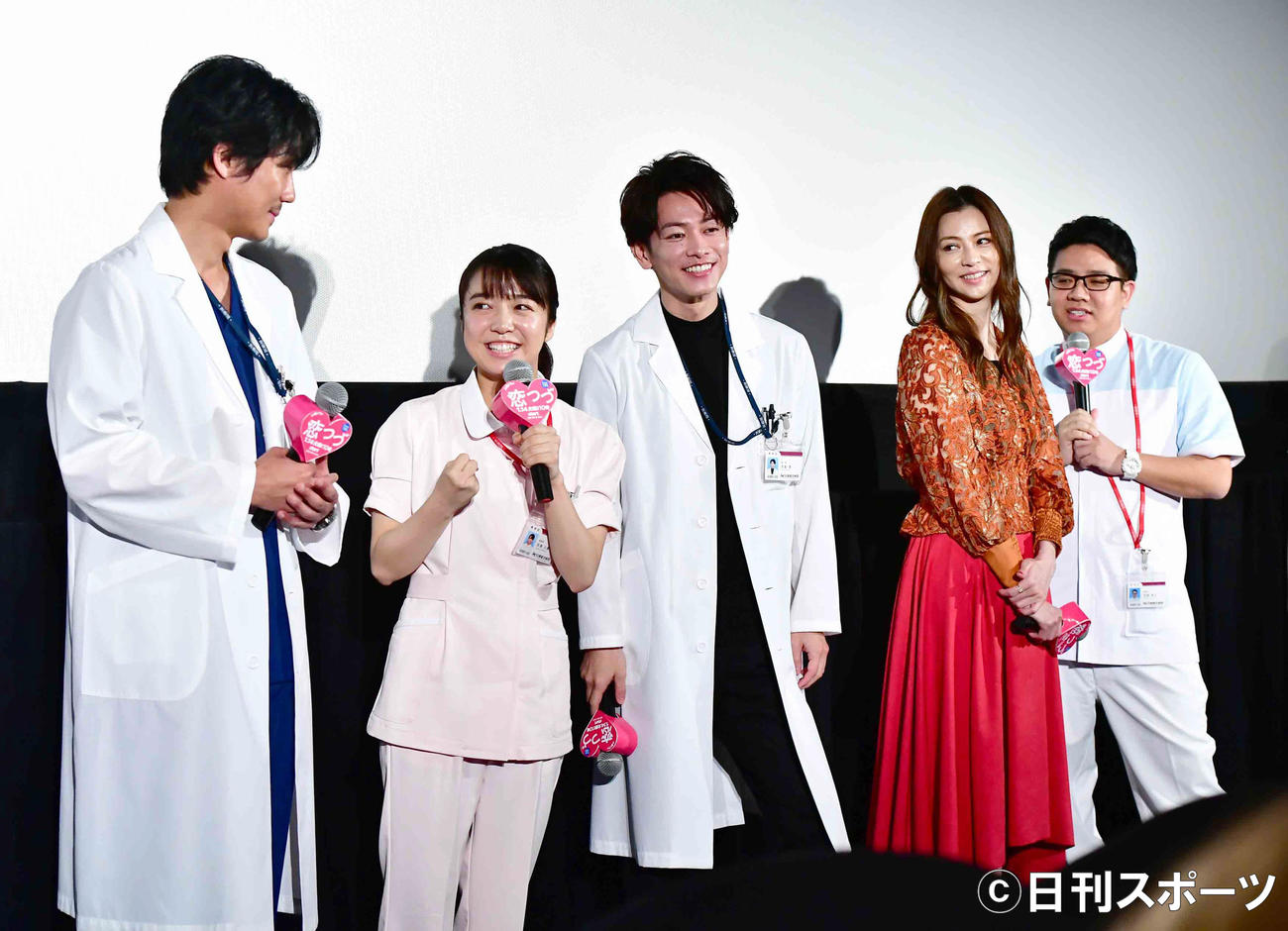 TBS系ドラマ「恋はつづくよどこまでも」出演者　左から毎熊克哉、上白石萌音、佐藤健、香里奈、昴生（2020年1月8日撮影）