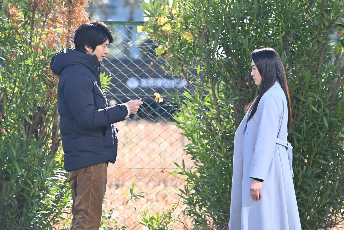 白河圭太（向井理＝左）と元妻の仙台由貴子（C）カンテレ