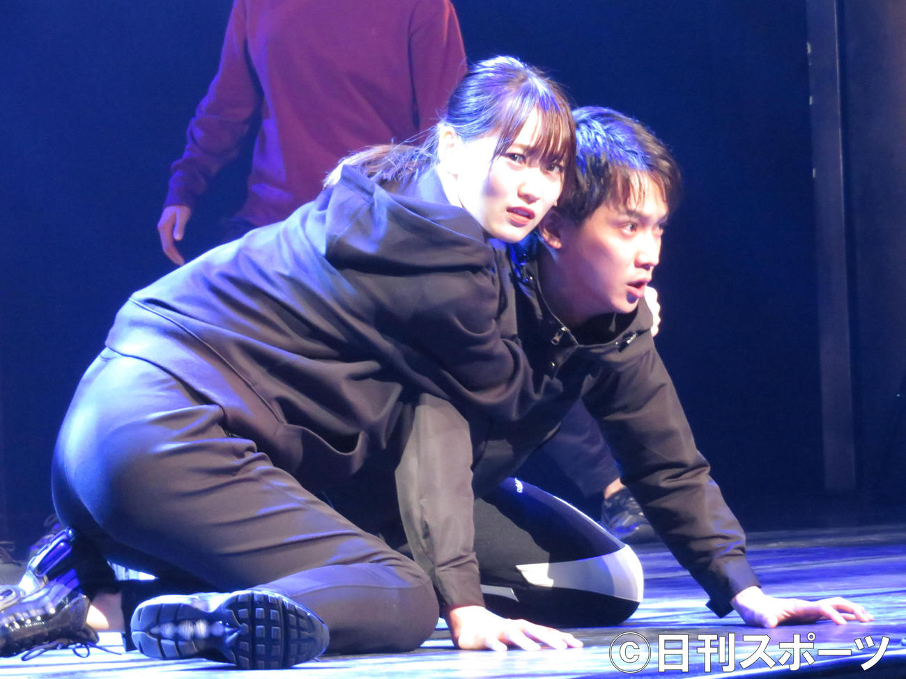 主演舞台「飛龍伝2020」で熱演する菅井友香（左）。右は味方良介（撮影・横山慧）