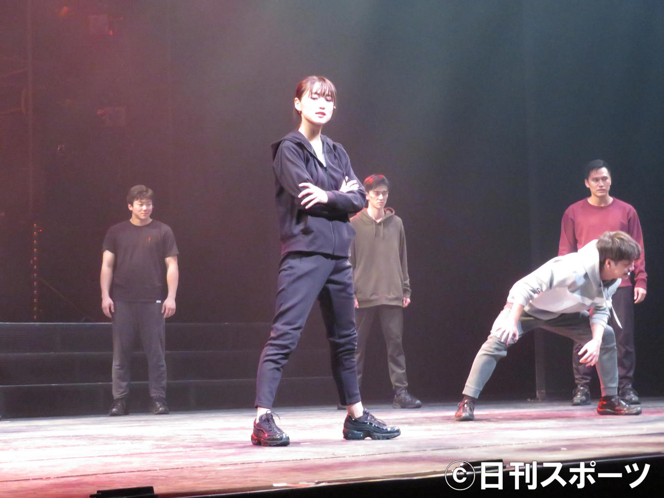 主演舞台「飛龍伝2020」で熱演する菅井友香（中央）（撮影・横山慧）