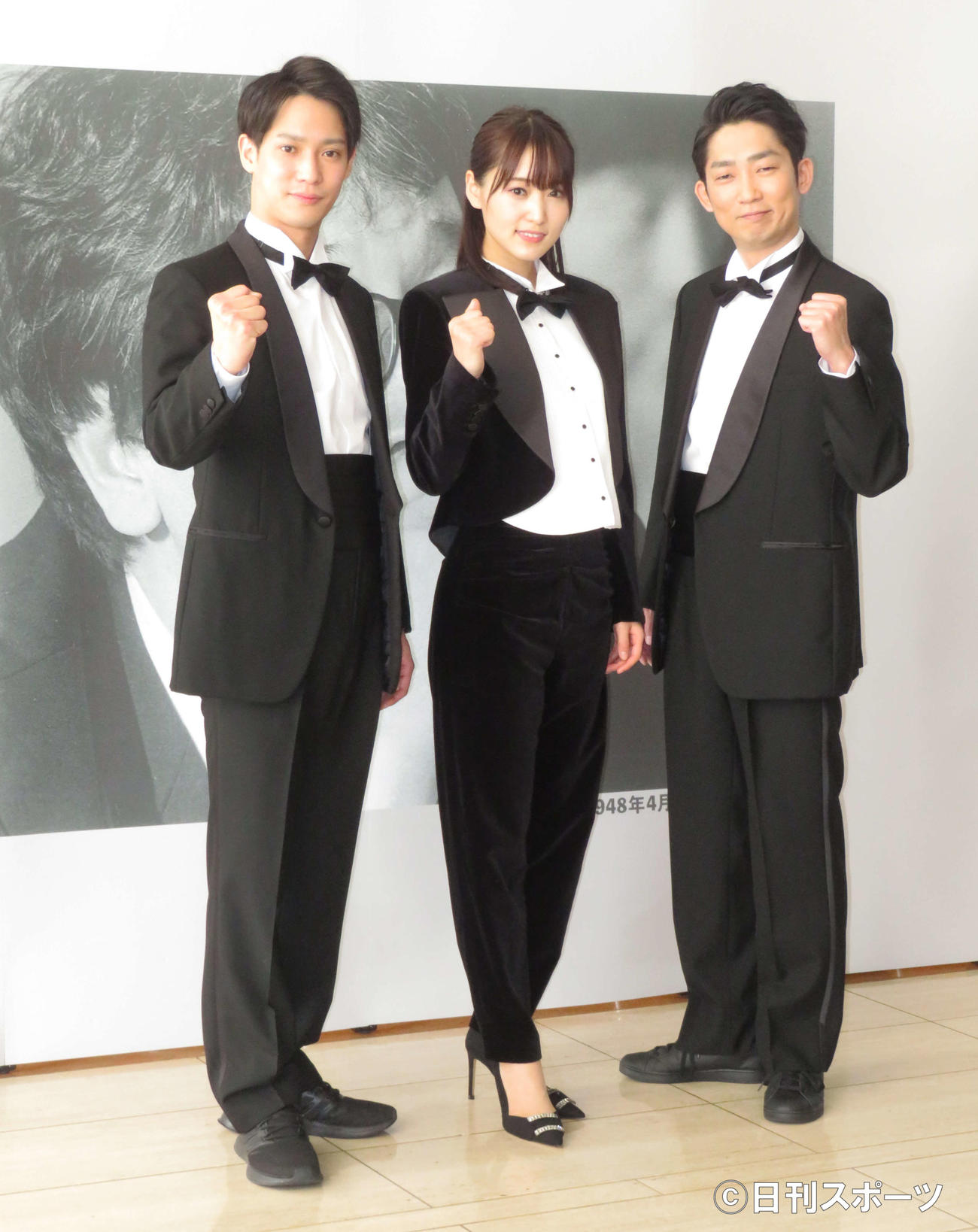 舞台「飛龍伝2020」に主演する菅井友香（中央）。左は味方良介、右は石田明（撮影・横山慧）