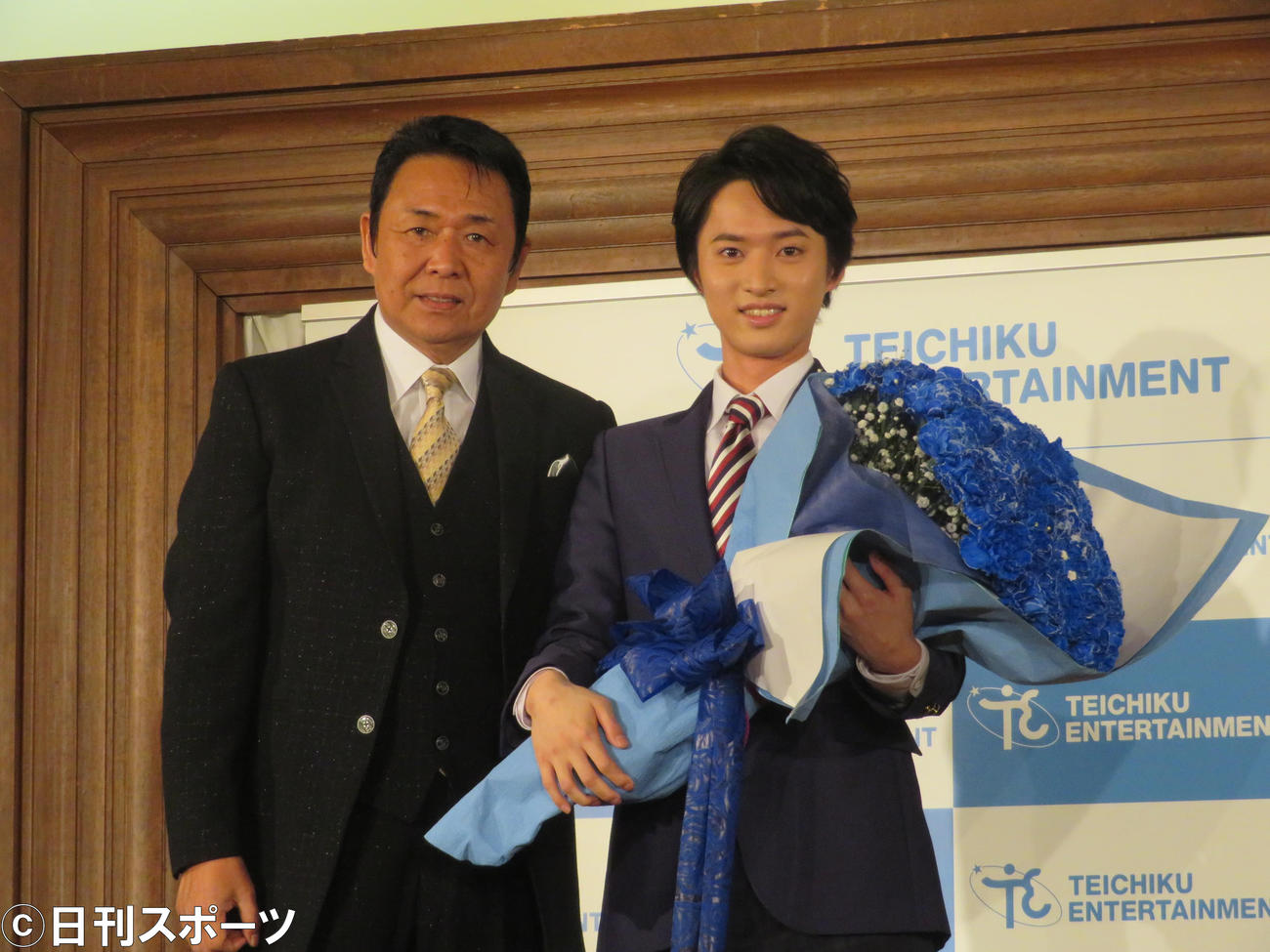 祝福に駆け付けた山本譲二（左）と青山新