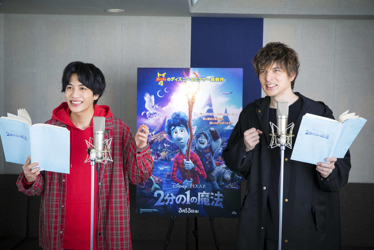アフレコを行う志尊淳（左）と城田優