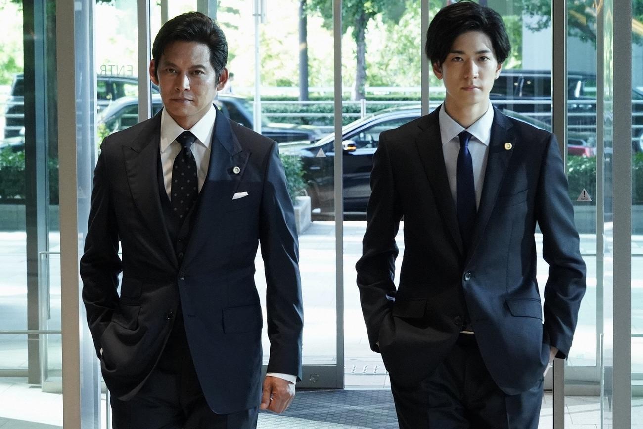 フジテレビ系「SUITS／スーツ2」で、再びバディを組む織田裕二（左）と中島裕翔（C）フジテレビ