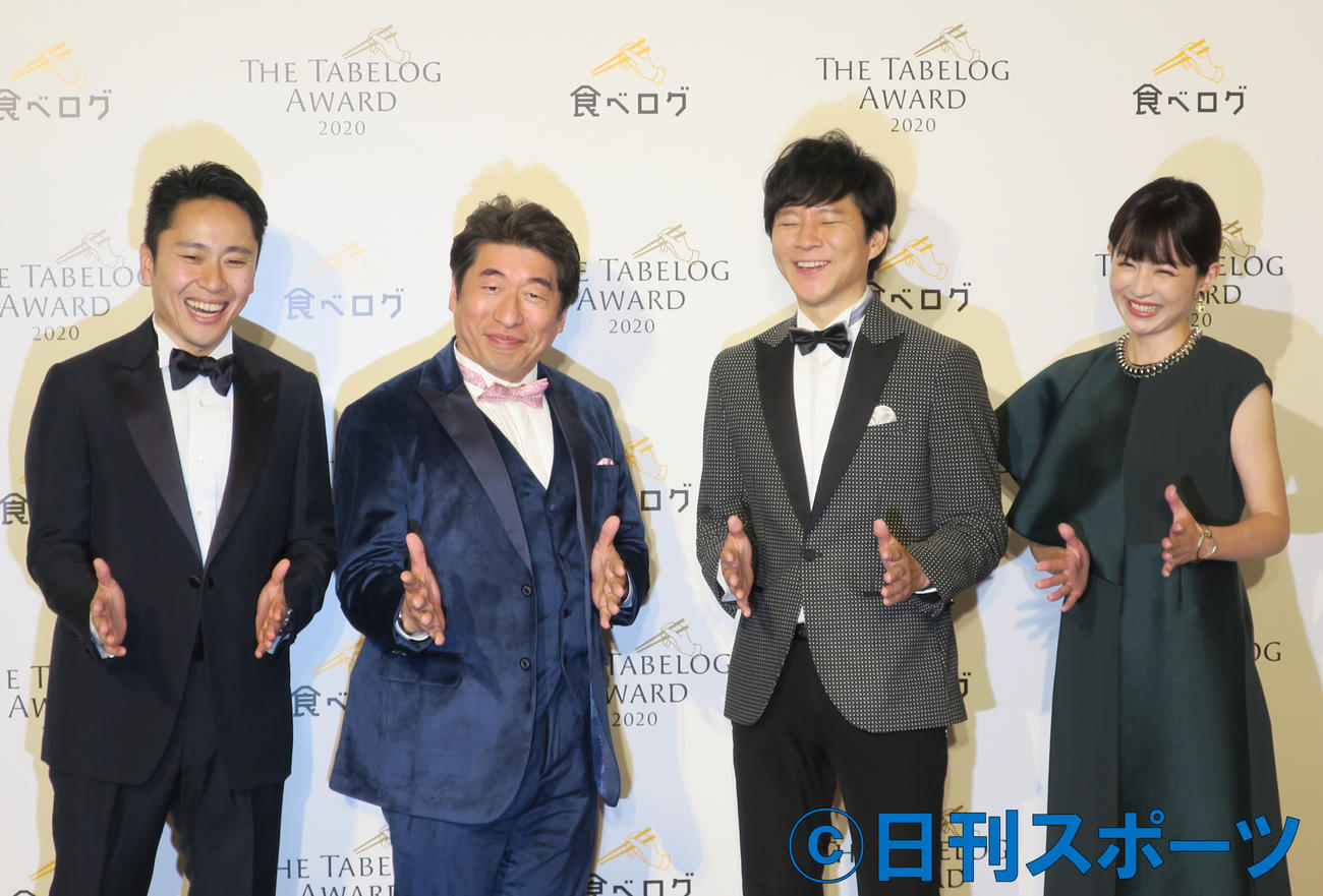 「The　Tabelog　Award2020」授賞式で。左から、太田雄貴、寺門ジモン、渡部建、平井理央