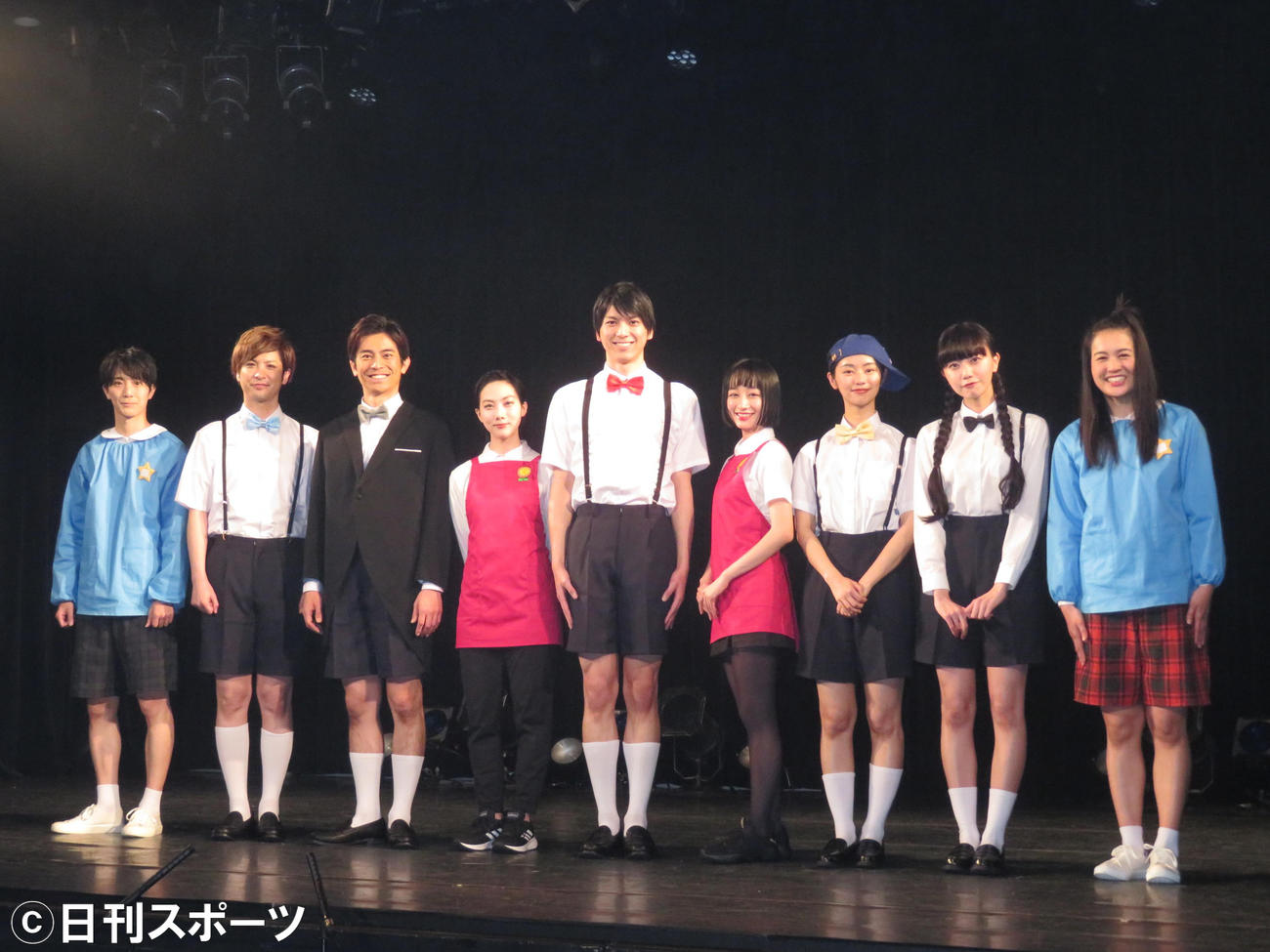 コラボ公演を行う劇団4ドル50セントと劇団「柿喰う客」の劇団員ら。左から加藤ひろたか、平田裕一郎、牧田哲也、広川碧、小川準弥、福島雪菜、前田悠雅、斎藤明里、岡田帆乃佳（撮影・横山慧）