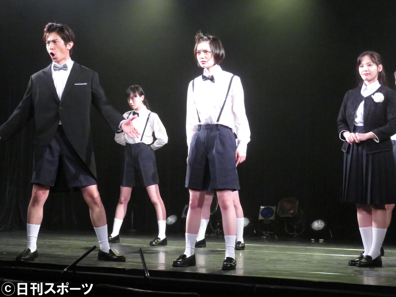 「アセリ教育」に出演した劇団4ドル50セント湯川玲菜（中央）。手前左は牧田哲也、右は立野沙紀（撮影・横山慧）