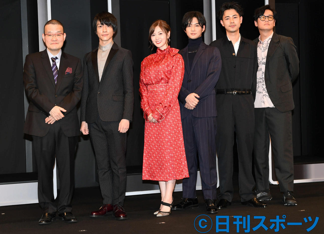 映画「スマホを落としただけなのに　囚われの殺人鬼」完成披露試写会に登場した、左から中田秀夫監督、鈴木拡樹、白石麻衣、千葉雄大、成田凌、井浦新（撮影・山崎安昭）