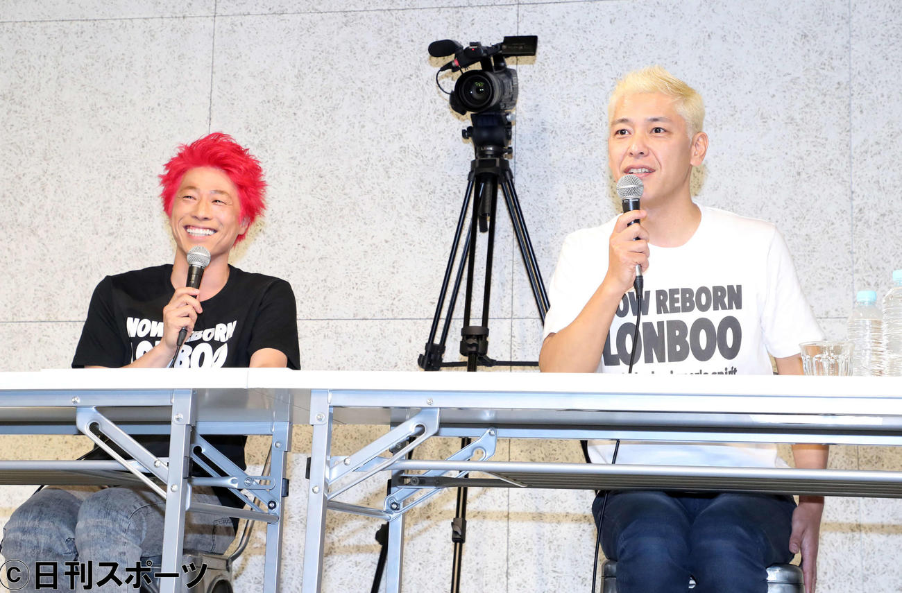 記者会見する田村淳（左）と田村亮（撮影・鈴木正人）