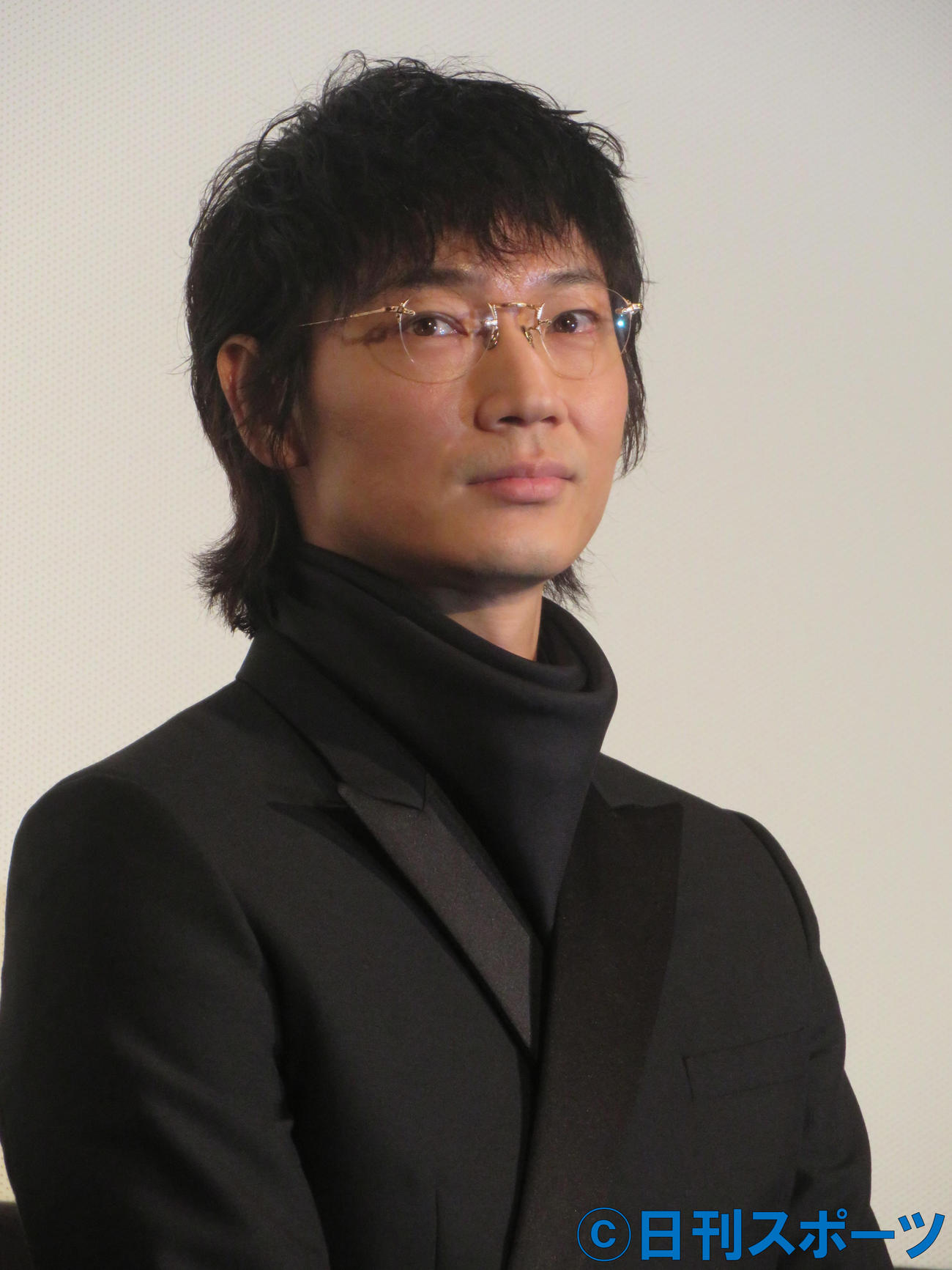 映画「影裏」完成披露舞台あいさつに出席した綾野剛