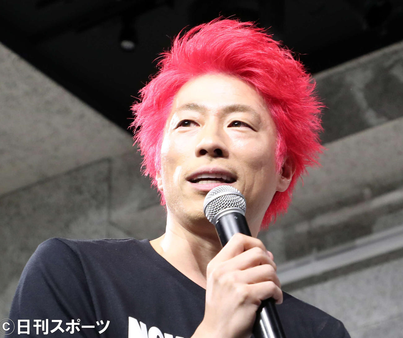 記者会見前、前説する田村淳（撮影・鈴木正人）