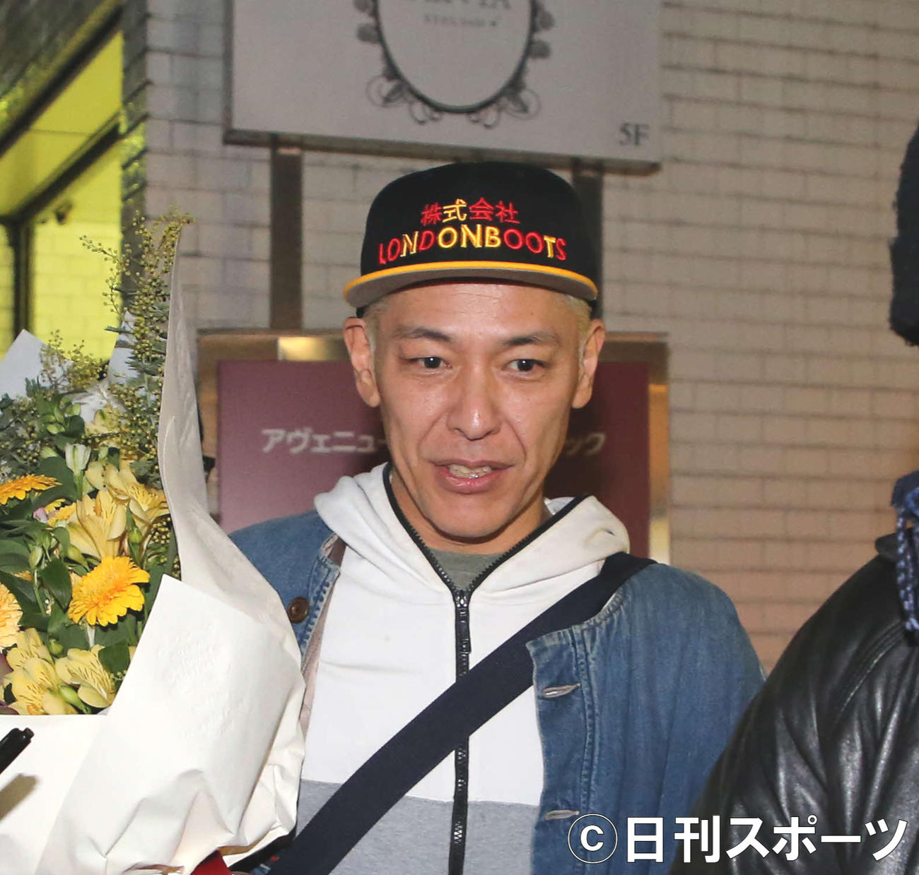 会見場を出る田村亮（撮影・鈴木正人）
