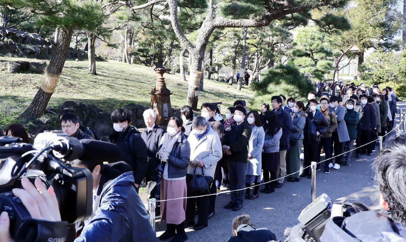 沢尻エリカ初公判の傍聴券を求めて並ぶ人々（撮影・浅見桂子）