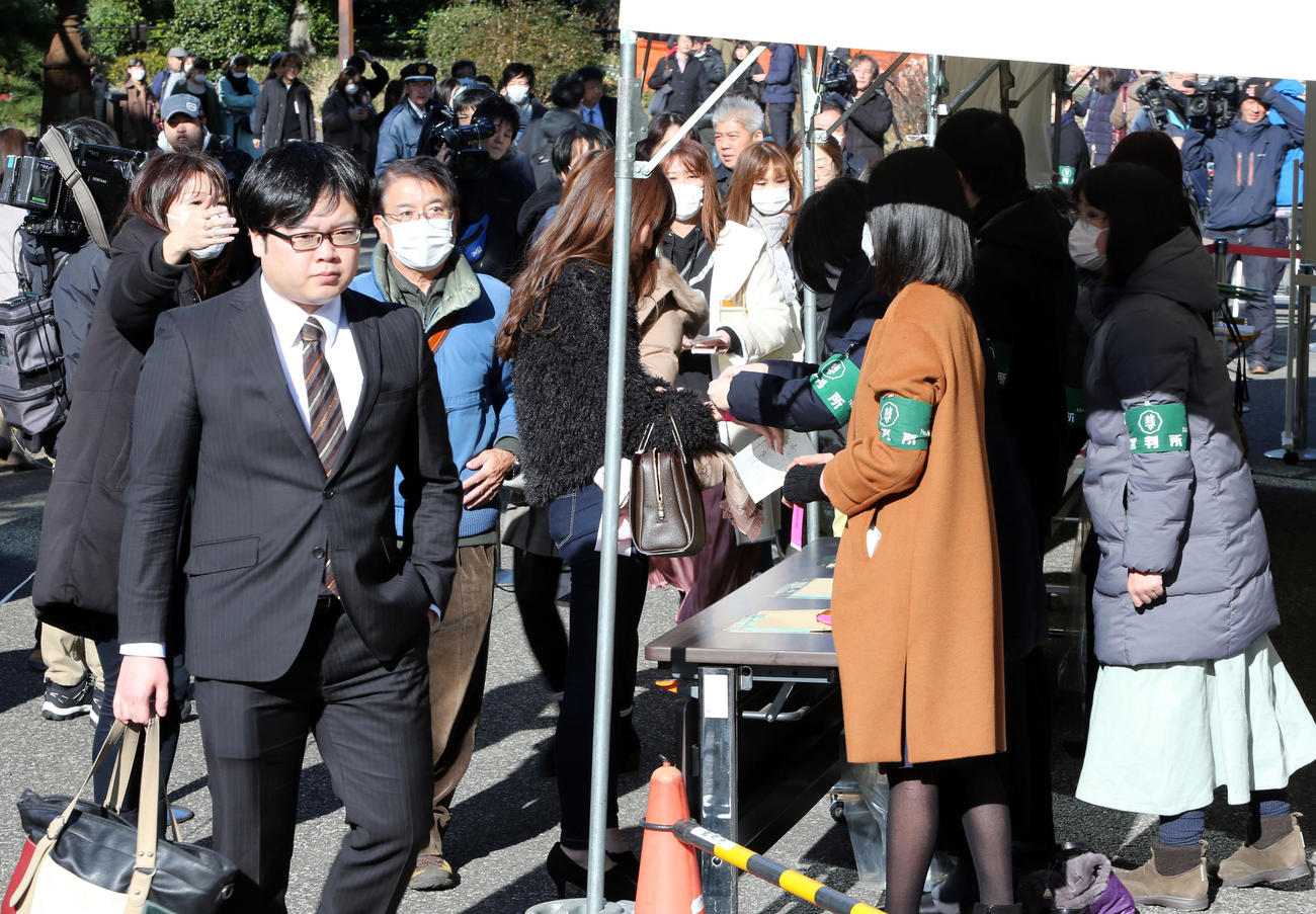 沢尻エリカ初公判傍聴券のリストバンド整理券を受ける人々（撮影・浅見桂子）