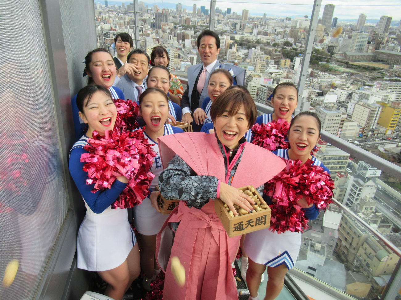 「通天閣節分福豆まき」にゲスト出演した中山由起枝（中央）（撮影・星名希実）