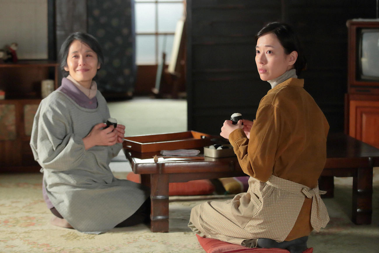 旅立つ武志（伊藤健太郎）を見送るマツ（左＝富田靖子）と喜美子（戸田恵梨香）