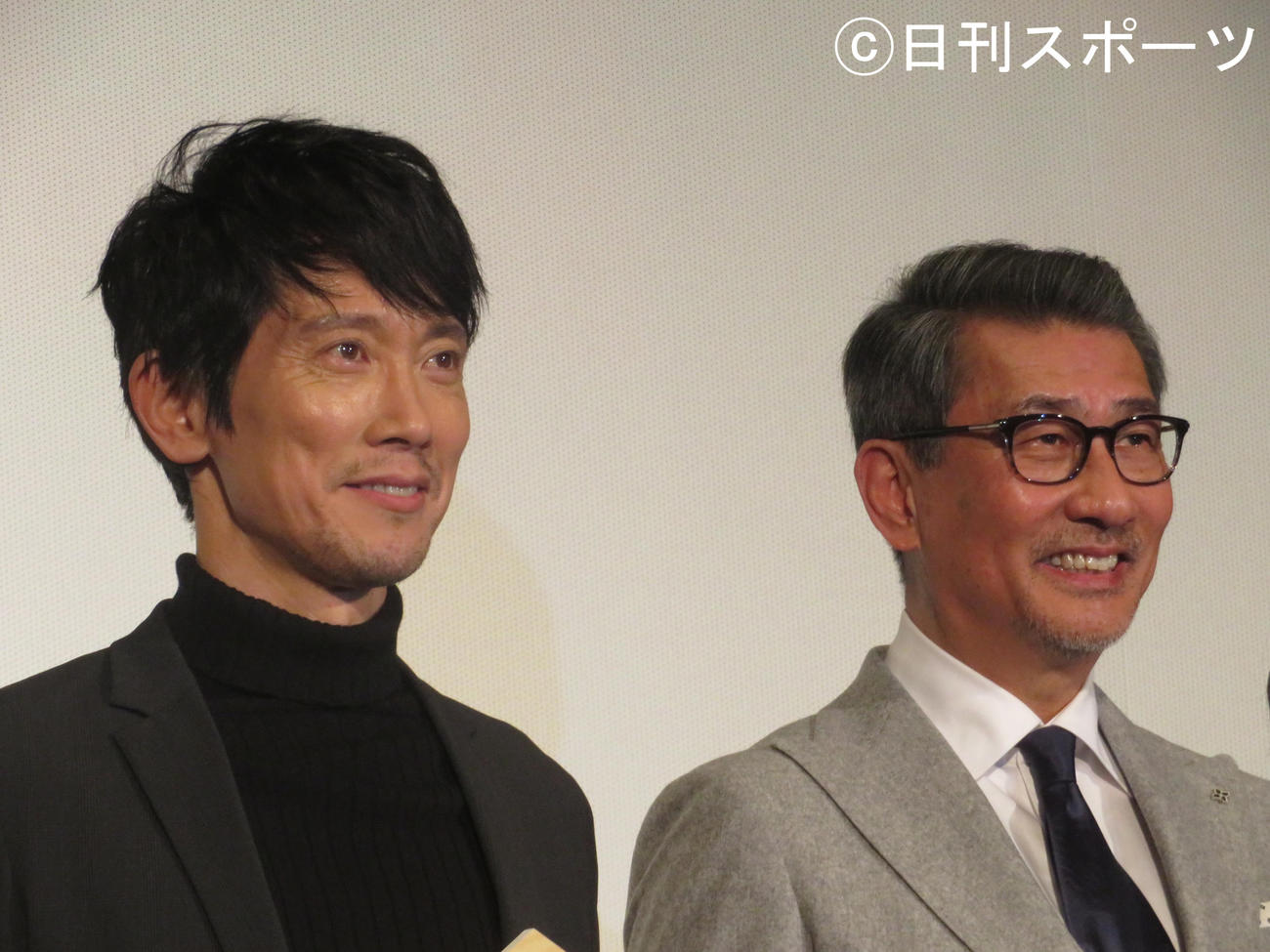 映画「嘘八百　京町ロワイヤル」初日舞台あいさつに出席した佐々木蔵之介（左）と中井貴一