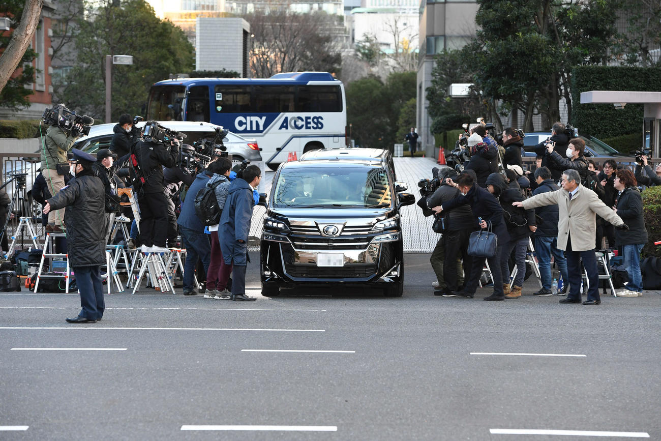沢尻エリカ被告を乗せたと思われる車列が、報道陣が待ち受ける東京地裁から出る（一部加工）（撮影・山崎安昭）