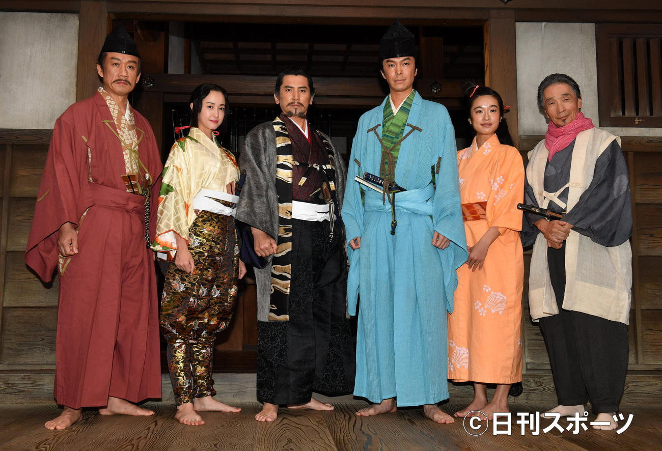 NHK大河ドラマ「麒麟がくる」の出演者。左から西村まさ彦、沢尻エリカ、本木雅弘、長谷川博己、門脇麦、堺正章（撮影・柴田隆二）