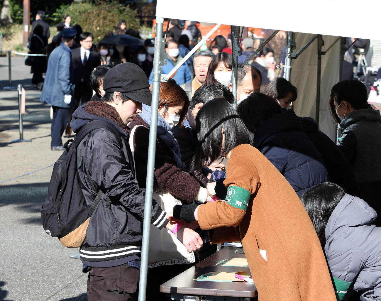 沢尻エリカ被告の初公判傍聴券のリストバンド整理券を受ける人々（撮影・浅見桂子）